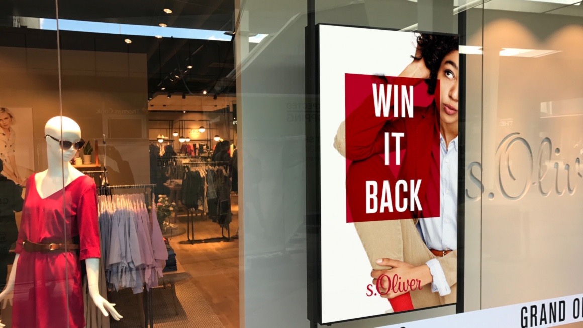Window Digital Signage for stores -14